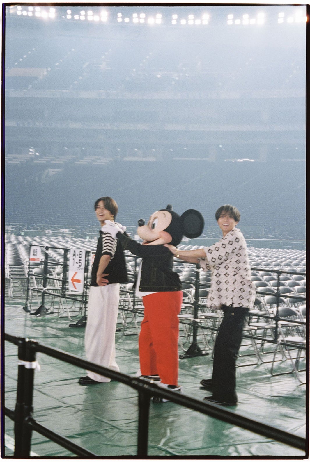 高橋海人、ミッキーマウス、永瀬廉／写真：松岡一哲（C）Disney