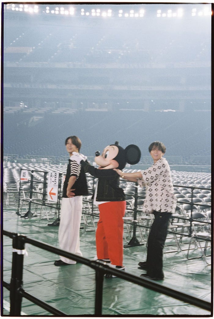 高橋海人、ミッキーマウス、永瀬廉/写真:松岡一哲(C)Disney