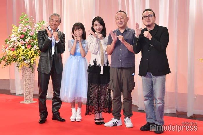 (左から)柳葉敏郎、澤井梨丘、趣里、足立紳氏、服部隆之氏(C)モデルプレス