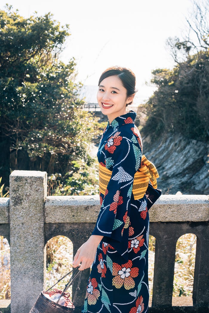 堀田真由/「堀田真由 2022-2023 年カレンダー」より(提供写真)