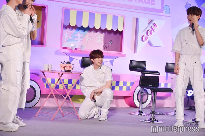 札をひっくり返してお店を開ける尾崎匠海 (C)モデルプレス