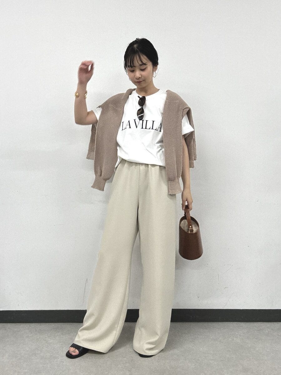 2026夏大人女性おすすめ白ロゴTワントーンコーデ