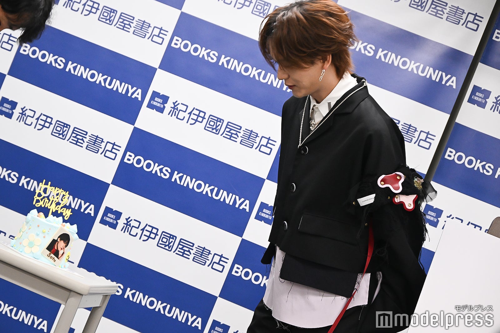 ケーキを持ってきたスタッフへ感謝する中島颯太（C）モデルプレス