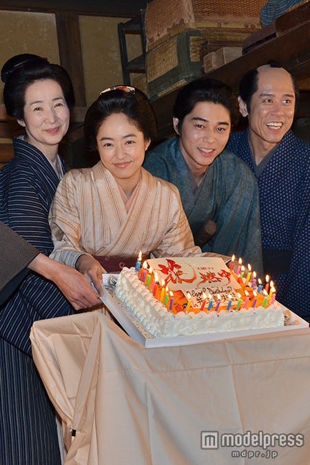 (左から)檀ふみ、井上真央、東出昌大、原田泰造