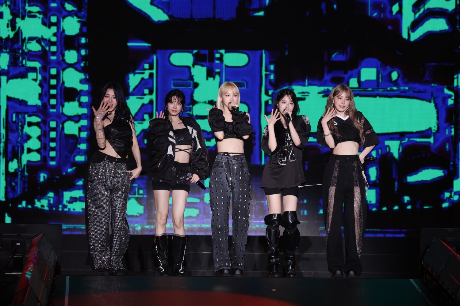 LE SSERAFIM（P）＆（C）SOURCE MUSIC