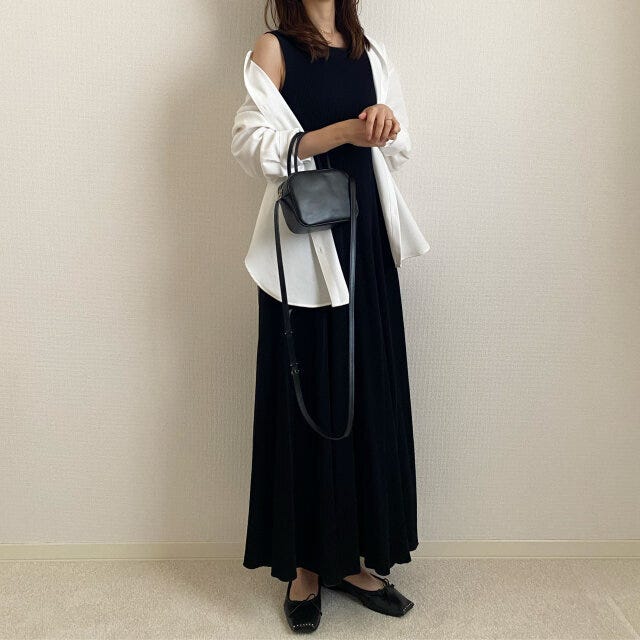 黒ワンピース　上品　高見え　大人コーデ　黒ワンピース×白シャツ