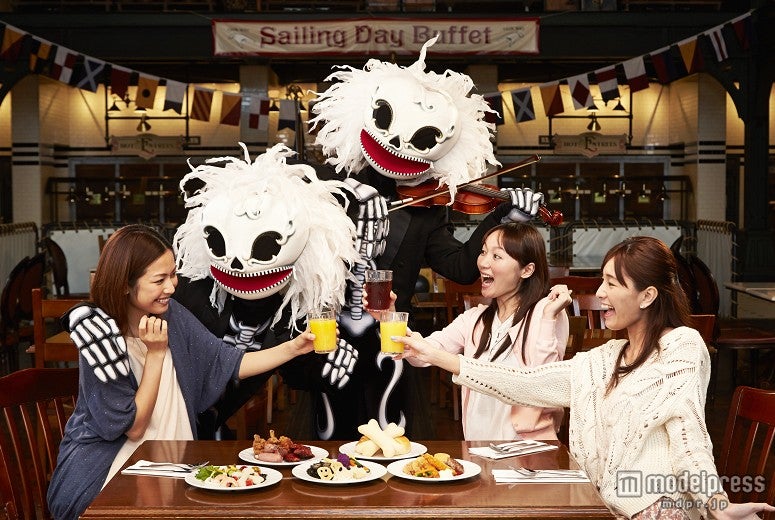 スケルトンたちによるレストラングリーティング（C）Disney