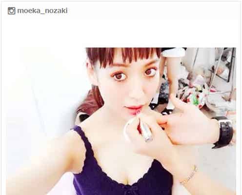 野崎萌香、美バストチラ見せで“オン眉”イメチェンを公開