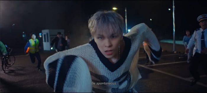 銀髪のバーノン/ HYBE LABELS公式YouTubeチャンネルより