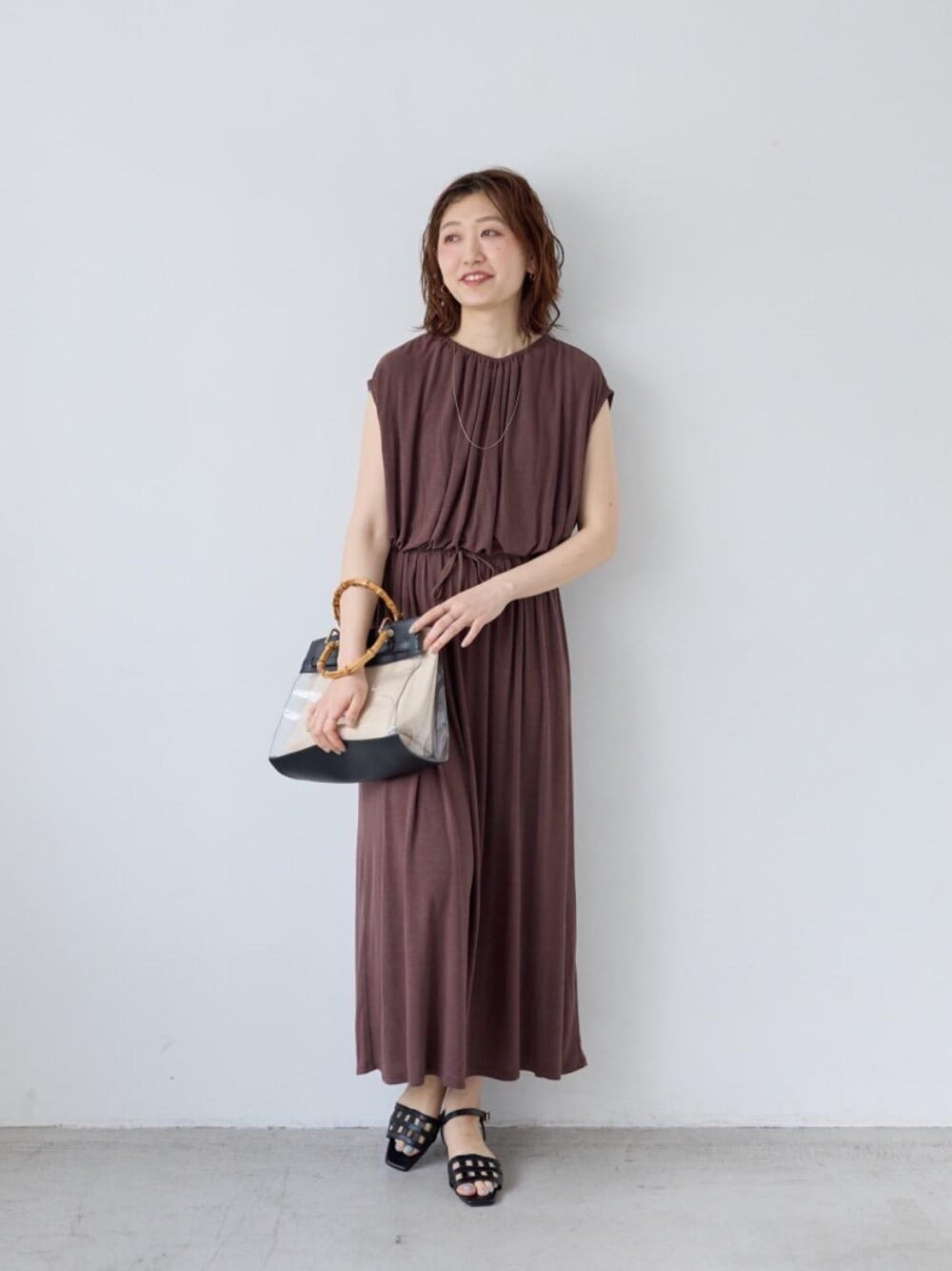 【OKコーデ】カットソー素材でもウエストが絞られているときれいめに着られます　出典：WEAR