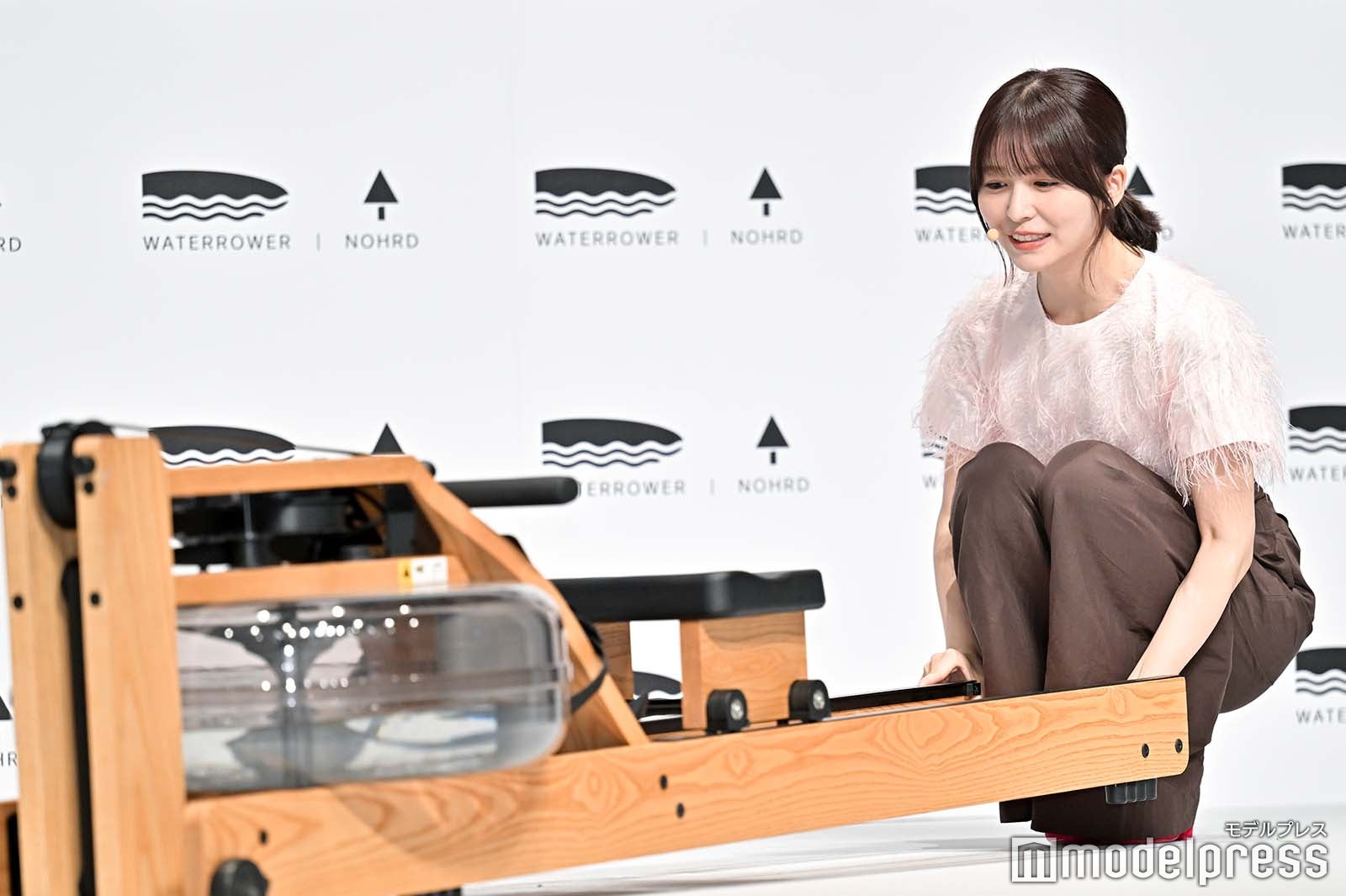 フィットネスマシンを運ぶ長濱ねる（C）モデルプレス