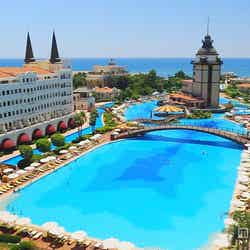 「マルダンパレスアンタルヤ」、プール中央の塔の地下には水槽に囲まれたレストランがあり、豪華フルコースを味わえる/画像提供:TBS【モデルプレス】