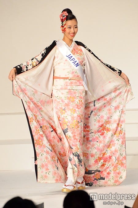 「2015ミス・インターナショナル」でミス・ナショナルコスチュームを受賞した日本代表の中川愛理沙さん【モデルプレス】