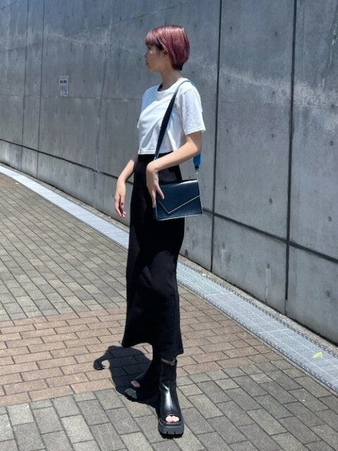 黒ワンピース　コーデ　夏　秋