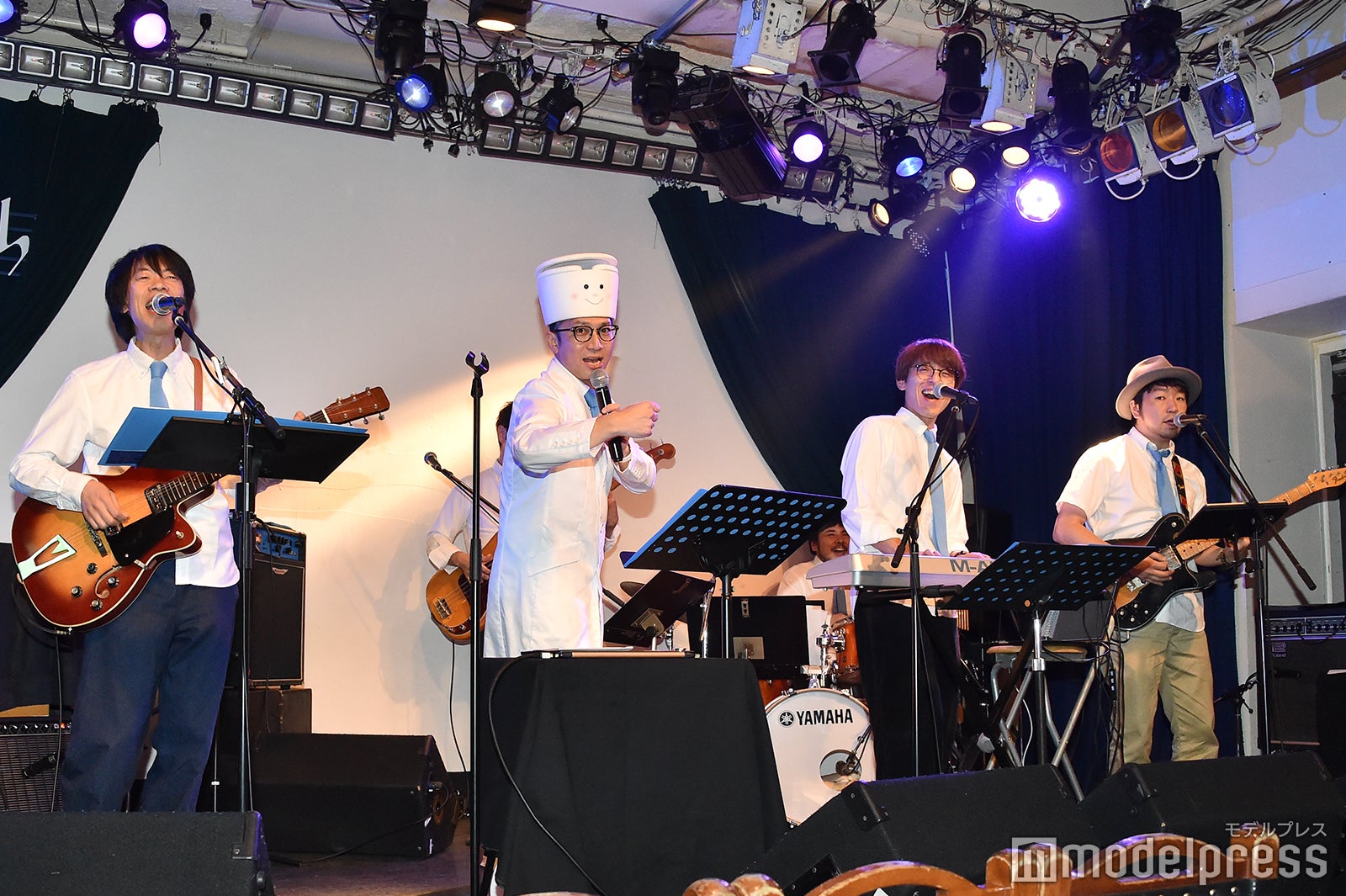 報道陣の前で新曲『心のトイレット』を披露したサトミツ＆ザ・トイレッツ （C）モデルプレス
