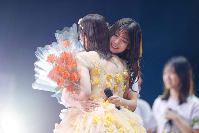 丹生明里、小坂菜緒「日向坂46丹生明里 卒業セレモニー」撮影:上山陽介