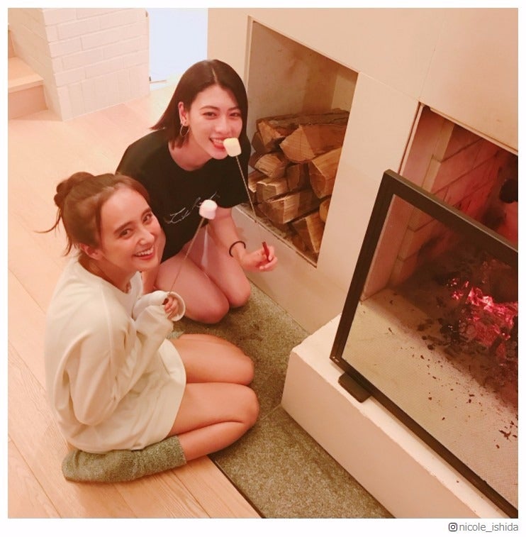 石田ニコル、三吉彩花とお泊まり会　美脚あらわなリラックスショットに反響