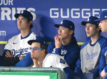 スタメン外の大谷翔平はベンチから戦況見つめる 隣の佐々木朗希やエベル三塁コーチと談笑する姿も SNS「笑顔が見れて安心」「思ったよりは元気そうで安心」