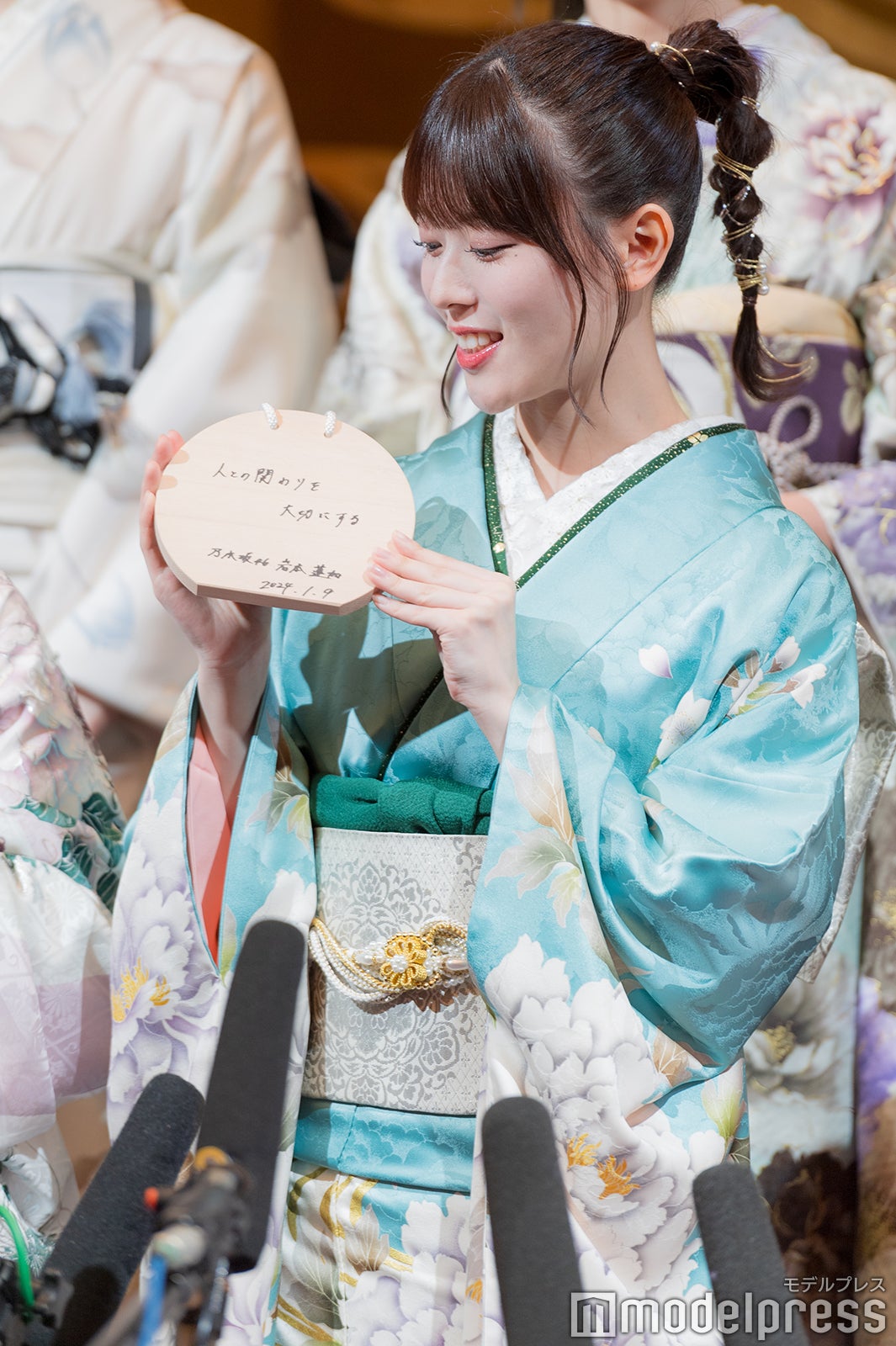 絵馬を紹介する岩本蓮加（C）モデルプレス