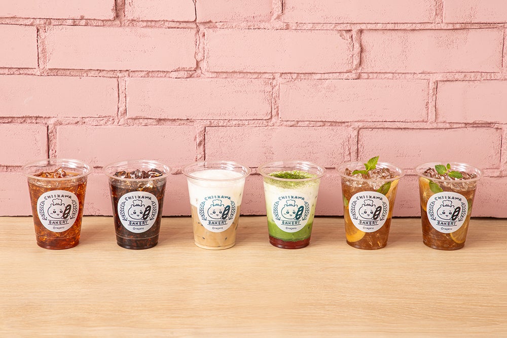 「ちいかわベーカリー」のロゴマークが入ったテイクアウトドリンク※一人2点まで（C）nagano