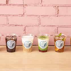 「ちいかわベーカリー」のロゴマークが入ったテイクアウトドリンク※一人2点まで(C)nagano