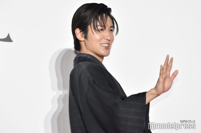 集まった400人に手を振る目黒蓮(C)モデルプレス