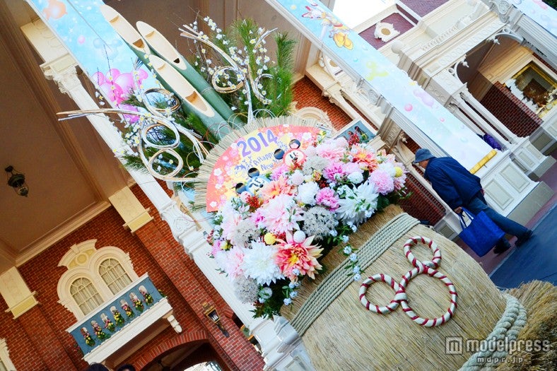 ワールドバザールの入口／ミッキーやミニーをモチーフにした「だるま」が飾られた門松