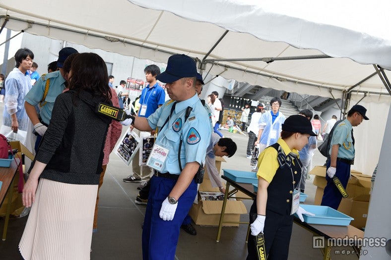 「大島優子卒業コンサート in 味の素スタジアム ～6月8日の降水確率56％（5月16日現在）、てるてる坊主は本当に効果があるのか？～」（C）AKS