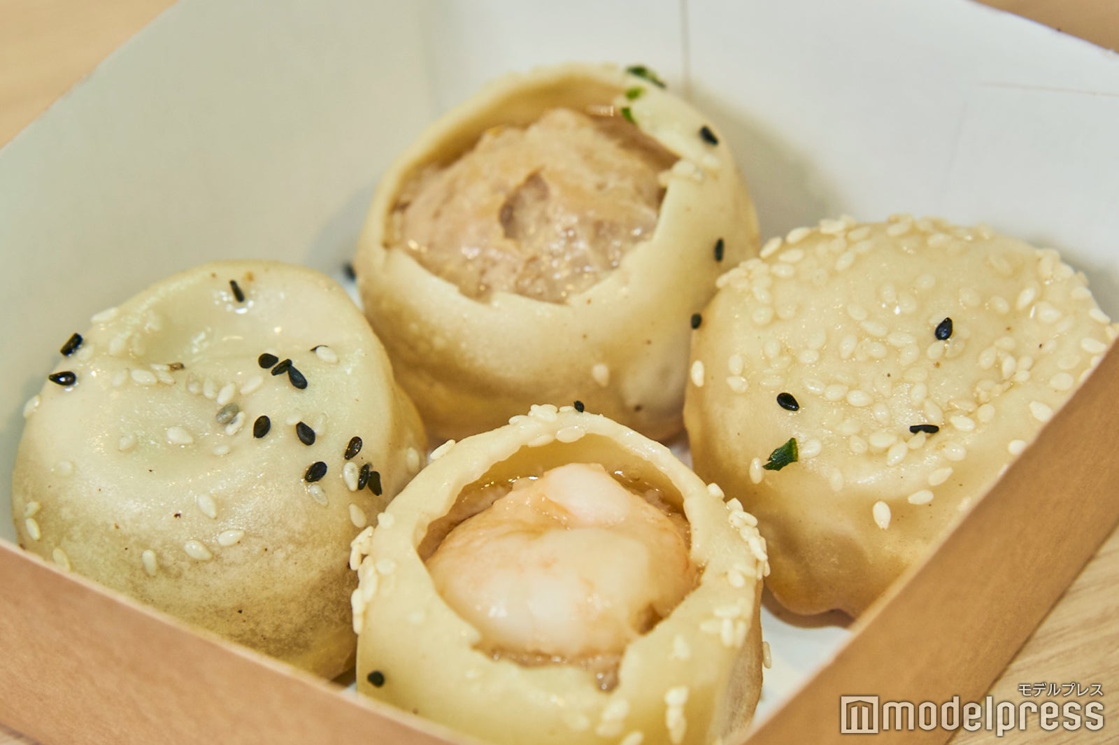 ベーシックな焼き小籠包から、黒トリュフ入り、エビ入りと3つの味わいが用意されています（C）モデルプレス