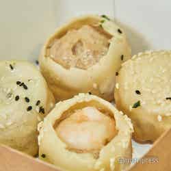 ベーシックな焼き小籠包から、黒トリュフ入り、エビ入りと3つの味わいが用意されています(C)モデルプレス