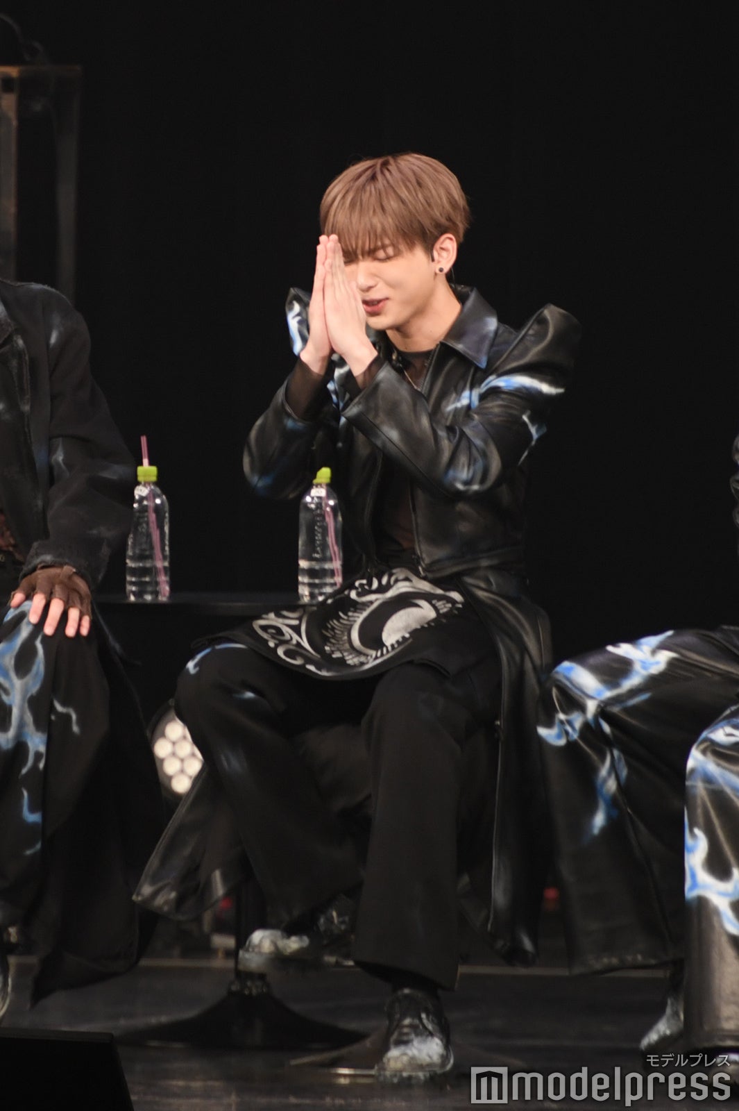 くしゃみで話を遮ってしまい謝るHARUA（ハルア）（C）モデルプレス