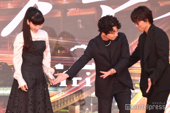 立ち位置を確認し合う「MIU404」チーム(C)モデルプレス