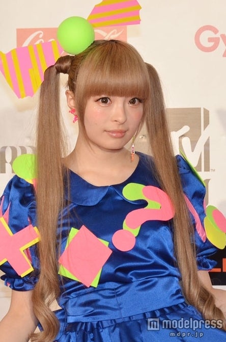 「VMAJ」レッドカーペットに登場したきゃりーぱみゅぱみゅ