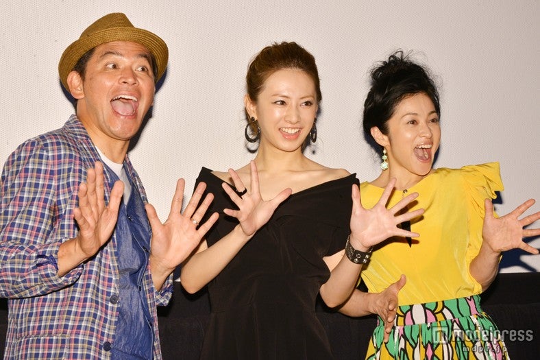 左から：岡田圭右、北川景子、濱田マリ