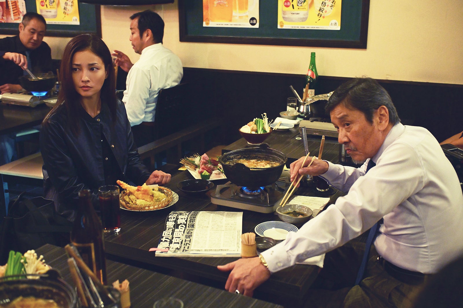 黒木メイサ、奥田瑛二「八神瑛子 -上野中央署 組織犯罪対策課-」場面写真（C）HJホールディングス