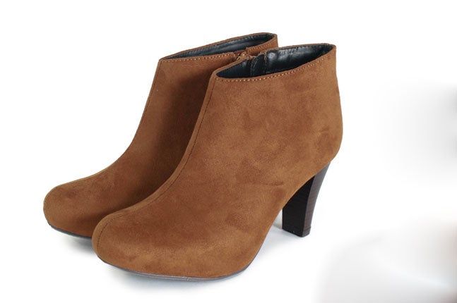 アーモンドトゥ美脚シンプルショートブーツ「salus」2,690円（税込）／画像提供：salus