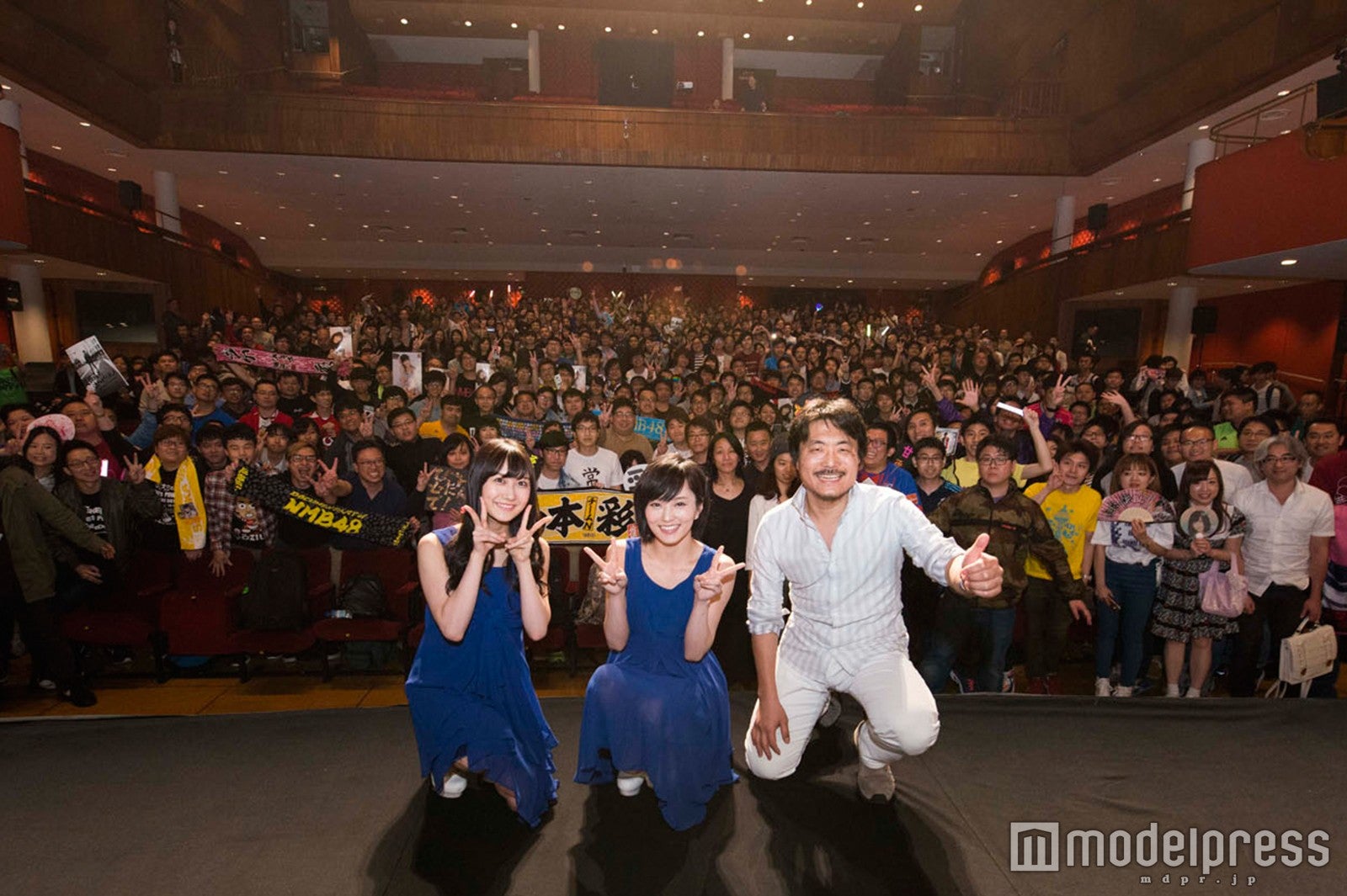 最後は観客と記念撮影（左から）矢倉楓子、山本彩、舩橋淳監督