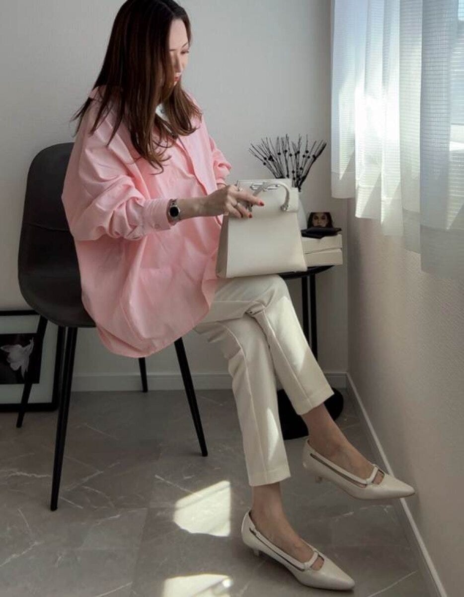 coca　シャツ　ピンク　白テーパードパンツ×白バッグきれいめコーデ　座り