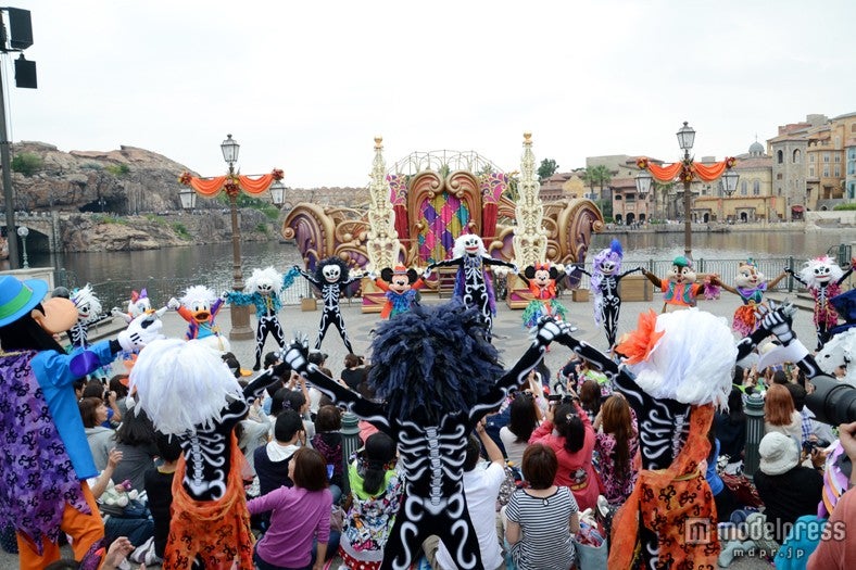 新プログラム「ウェルカム・スケルトン・フレンズ」／輪になって手をつなぐ