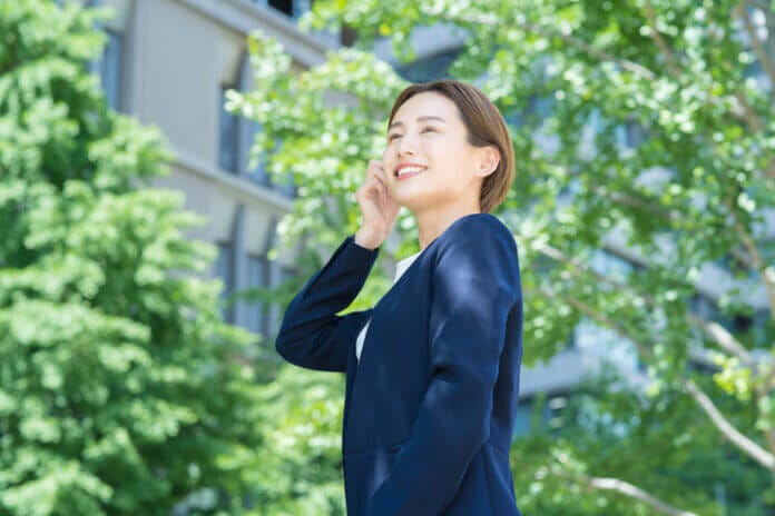 童顔で華奢な女子