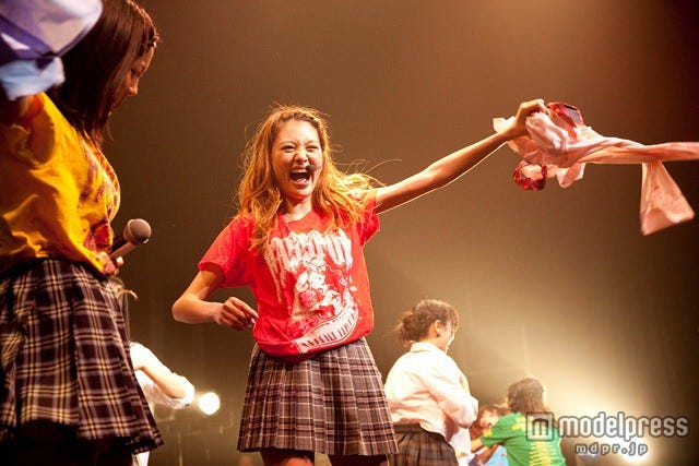 Yシャツを破り捨てツアーTシャツに生着替えするパフォーマンスも