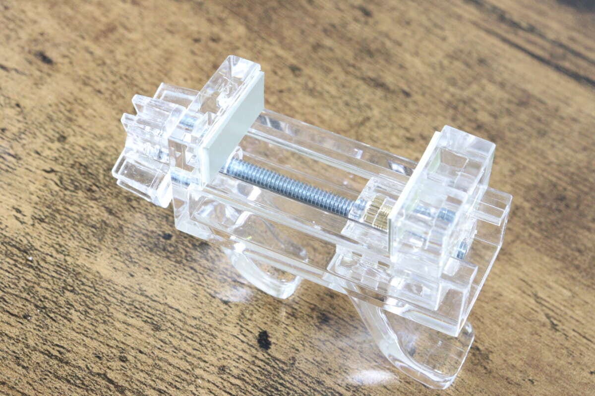 セリア 透明かもいフックミニ セリアの透明かもいフックミニは厚さ10~35mmの鴨居や窓枠に対応している