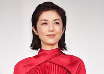 商店街に人気女優が！「女優オーラ出まくり♥」「パリかと」「顔ちっちゃ」薄化粧にシャネルの洗練装い「娘とぶらぶら」