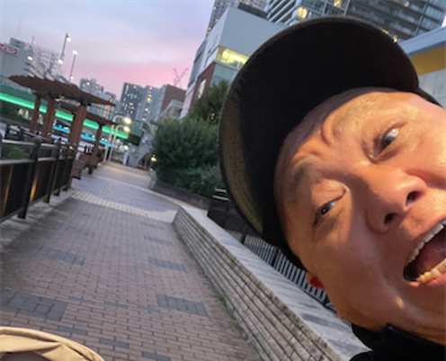 山本圭壱、1歳娘への愛が止まらない 夕焼けに染まる“にこりちゃん”が話題