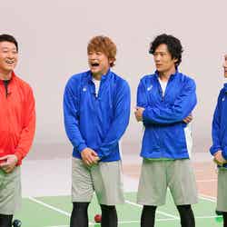 （左から）加藤浩次、香取慎吾、稲垣吾郎、草なぎ剛（C）日本テレビ