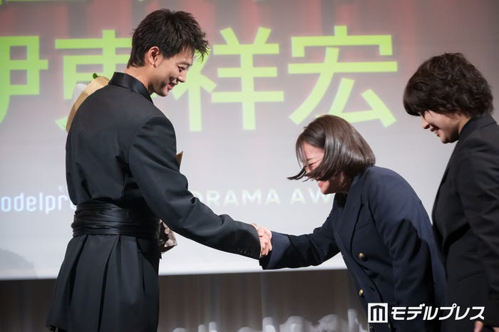 握手を交わす竹内涼真、丸山いづみプロデューサー(C)モデルプレス