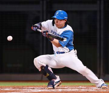 日本ハム・田宮“魂のバント”でサヨナラお膳立て 1カ月前にバントで左手中指負傷時と同じヘルナンデスから犠打成功「打席で泣きそうになりながら、気持ちだけでいきました」