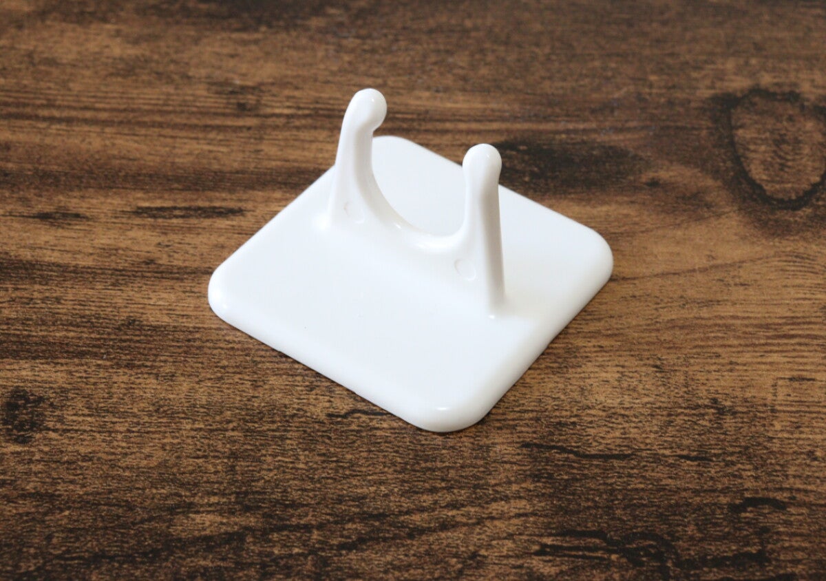 「やっぱ専用って違う♡」壁に取り付けてスッキリ浮かせる100均収納小物