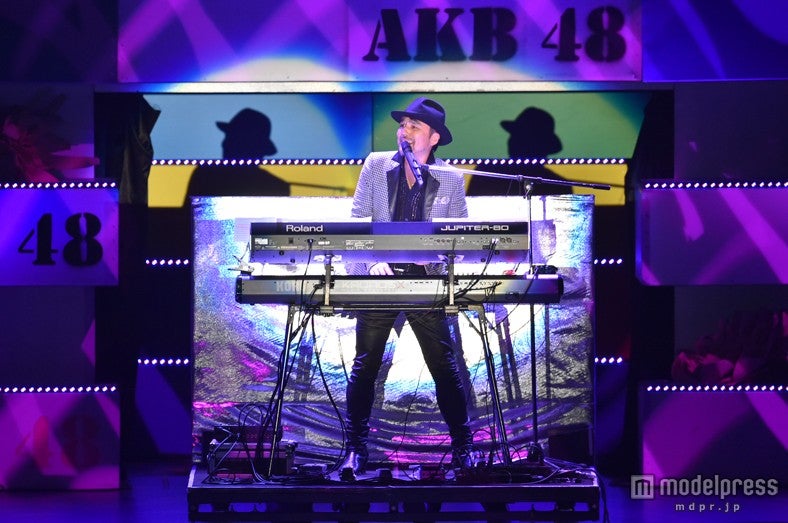 オープニングで登場した井上ヨシマサ／（C）AKS