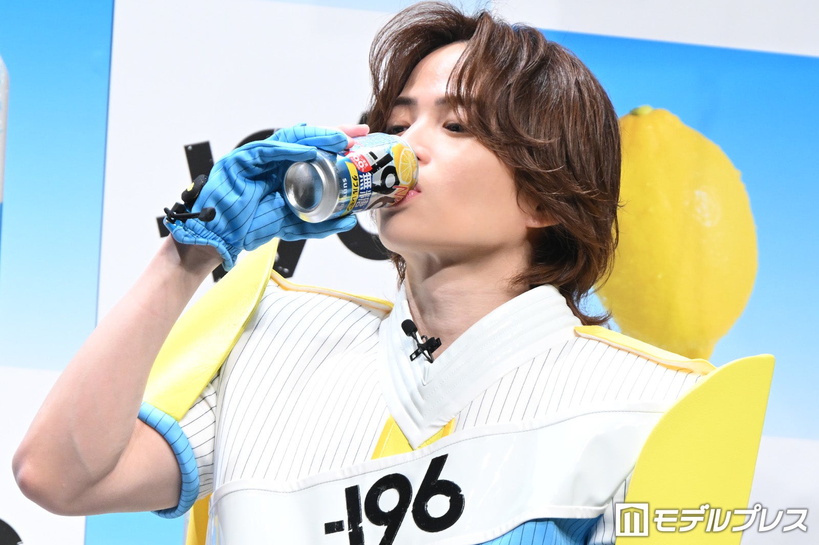 自宅ではグラスもキンキンに冷やす派の菊池風磨（C）モデルプレス